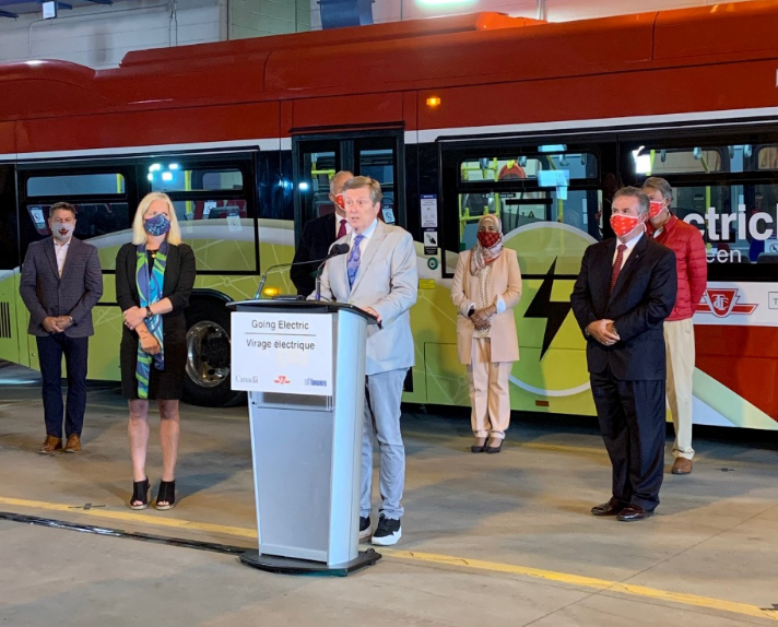 市長(zhǎng)莊德利在交付儀式上致辭