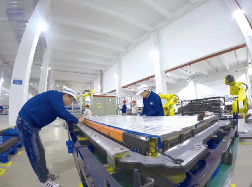比亞迪動(dòng)力電池生產(chǎn)基地車間內(nèi)，工人正在進(jìn)行刀片電池包最后組裝