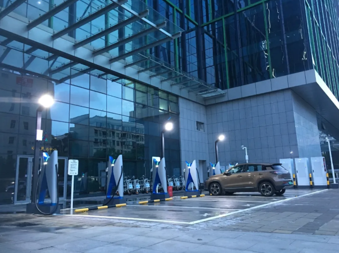 （日日順科技服務建設的公共充電場站）