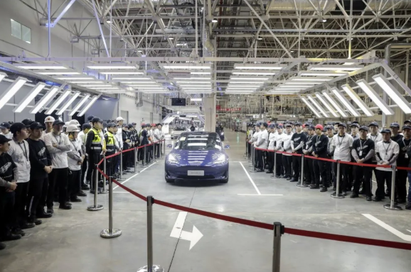 2019年12月，在上海特斯拉超級(jí)工廠舉行的儀式上，第一輛中國(guó)制造Model 3汽車從裝配線下線