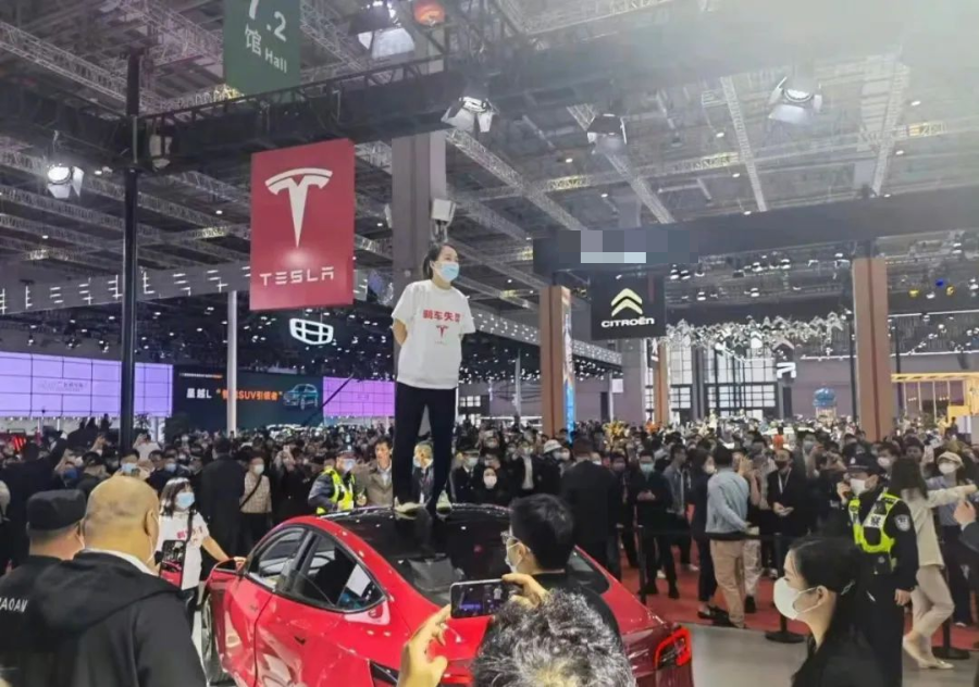 一女子站車頂維權