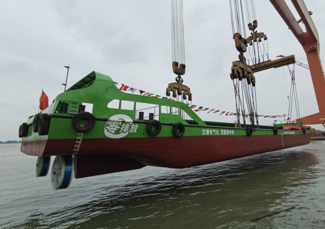 首艘國產內河純電池動力集裝箱船正式下水 首艘國產內河純電池動力集裝箱船正式下水