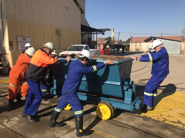 約64萬噸被強行拉走!出動軍警!鵬欣資源非洲礦堆遭強行侵占