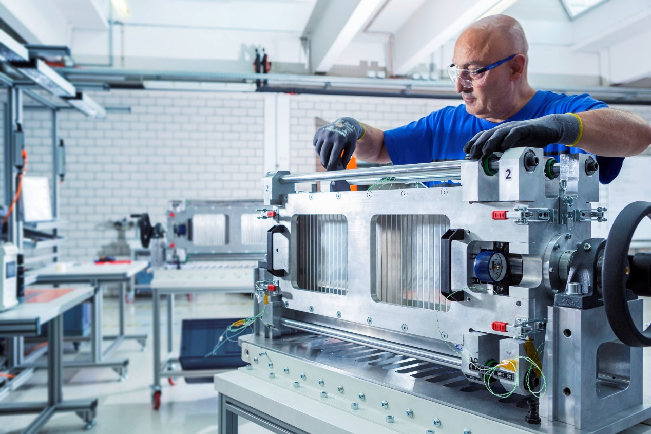 TOGG產(chǎn)線工作人員正在組裝孚能科技動(dòng)力電池