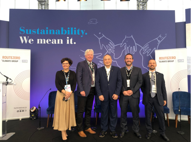 比亞迪歐洲有限責任公司商用車業務中心總經理何一鵬（左三）參加由氣候組織舉辦的RouteZero圓桌論壇