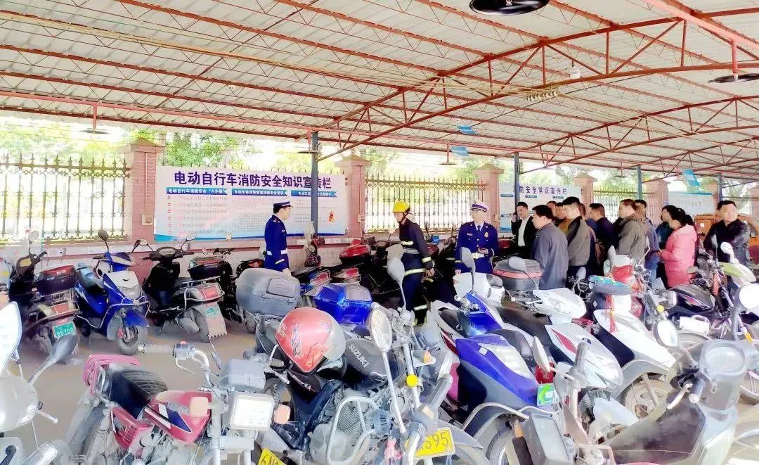 圖片消防員為群眾講解戶外電動自行車充電場所的注意事項(xiàng)（資料圖）