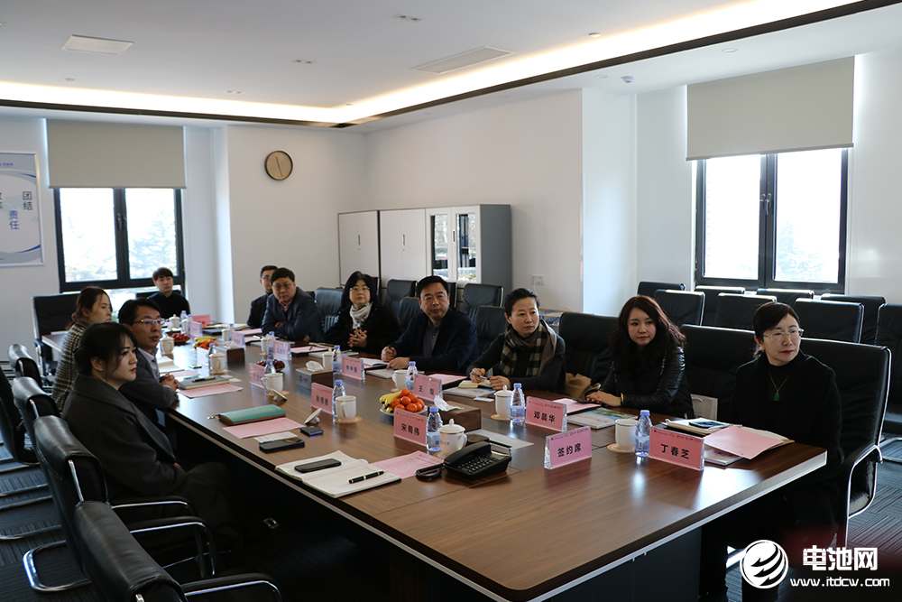 青島市民營(yíng)經(jīng)濟(jì)發(fā)展局一級(jí)調(diào)研員李中強(qiáng)一行到訪海融網(wǎng)山東總部