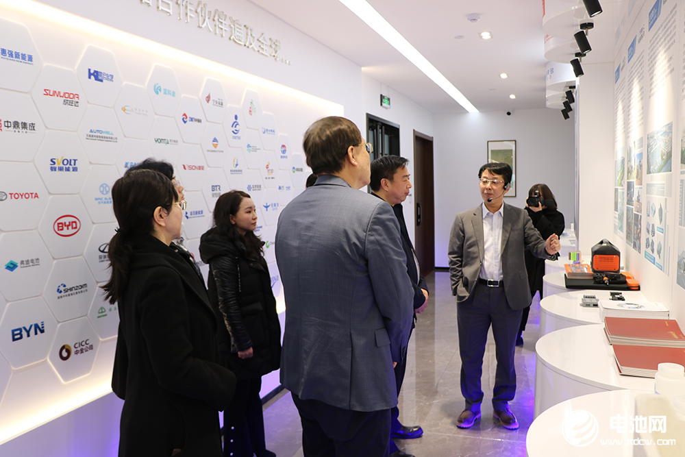 青島市民營(yíng)經(jīng)濟(jì)發(fā)展局一級(jí)調(diào)研員李中強(qiáng)一行到訪海融網(wǎng)山東總部