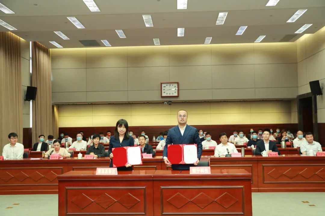 鷹潭高新區與耀寧科技年產20GWh磷酸鐵鋰電池項目一期簽約儀式現場 鷹潭高新區與耀寧科技年產20GWh磷酸鐵鋰電池項目一期簽約儀式現場