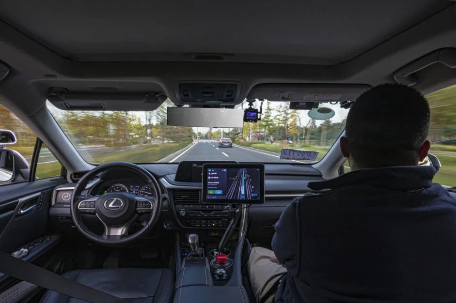 主駕可無(wú)人！全國(guó)首個(gè)乘用車無(wú)人化運(yùn)營(yíng)試點(diǎn)在北京開放