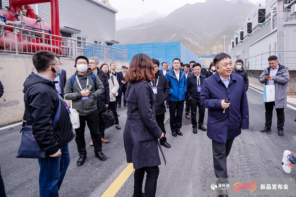 與會嘉賓參觀考察廢氣治理產(chǎn)線