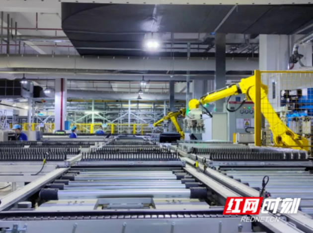 ▲ 寧鄉高新區長沙弗迪電池生產車間,配料、涂布、輥壓、疊片、裝配……每條生產線全工序6秒下線一片電池,日產超5萬片刀片電池。 ▲ 寧鄉高新區長沙弗迪電池生產車間,配料、涂布、輥壓、疊片、裝配……每條生產線全工序6秒下線一片電池,日產超5萬片刀片電池。