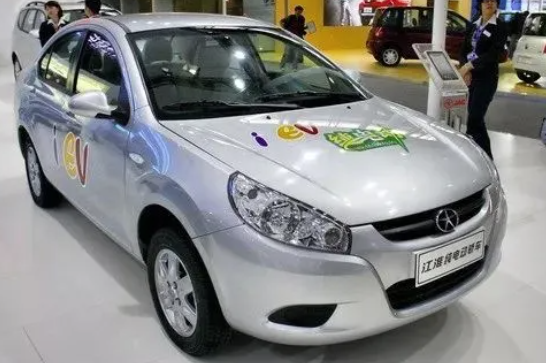 江淮iEV系列采用同悅平臺(tái),依托燃油車(chē)的車(chē)身,進(jìn)行電氣化的重新布置,采用18650電池 江淮iEV系列采用同悅平臺(tái),依托燃油車(chē)的車(chē)身,進(jìn)行電氣化的重新布置,采用18650電池