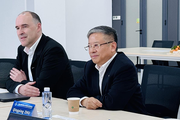 福斯中國(guó)CTO Kris Van Gasse（左）和福斯中國(guó)首席執(zhí)行官朱慶平（右）