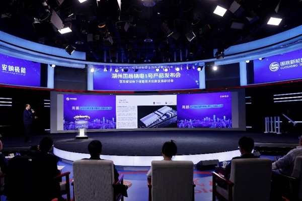 周鵬介紹“湖州國晟鈉電1號”產品 周鵬介紹“湖州國晟鈉電1號”產品