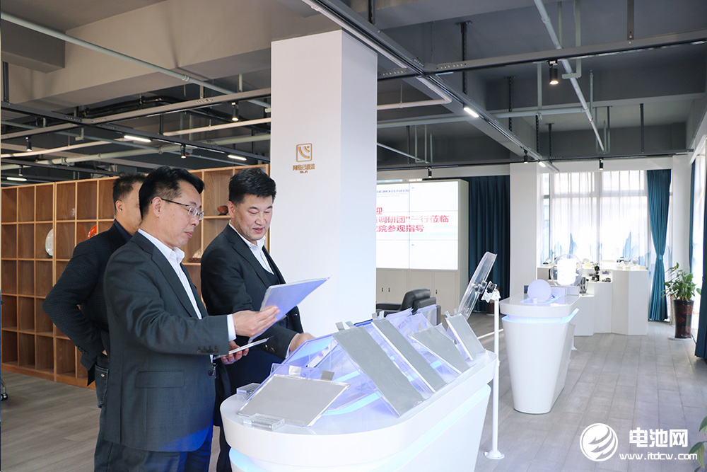 中國電池新能源產業鏈調研團一行參觀考察中俄工研院