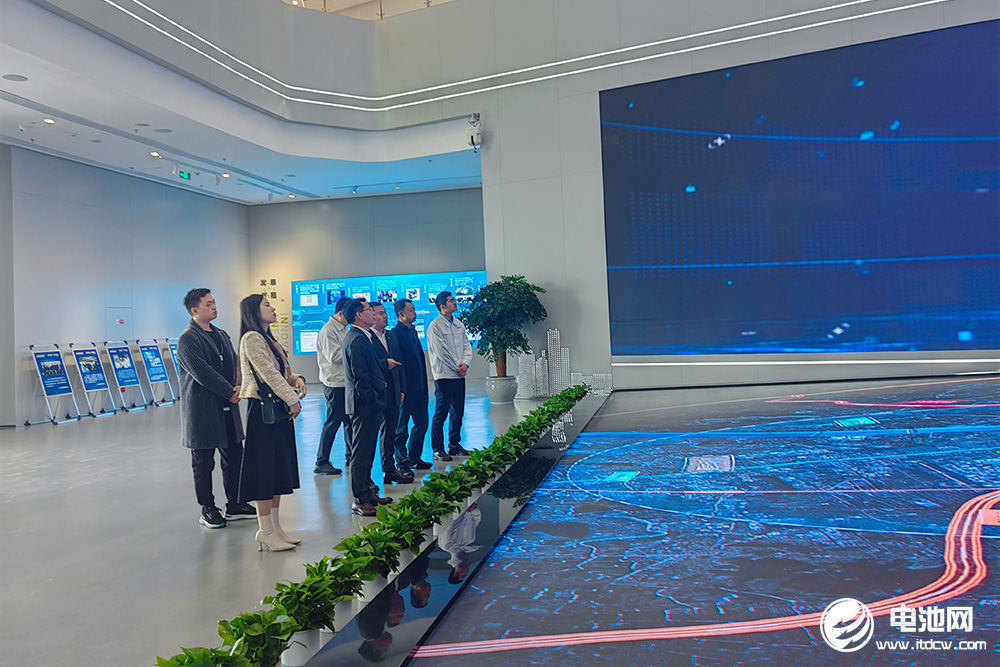 中國電池新能源產(chǎn)業(yè)鏈調研團一行參觀考察萬向一二三