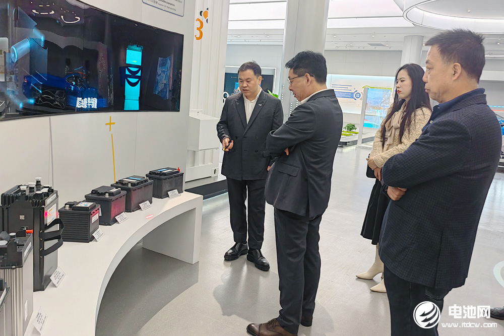 中國電池新能源產(chǎn)業(yè)鏈調研團一行參觀考察萬向一二三