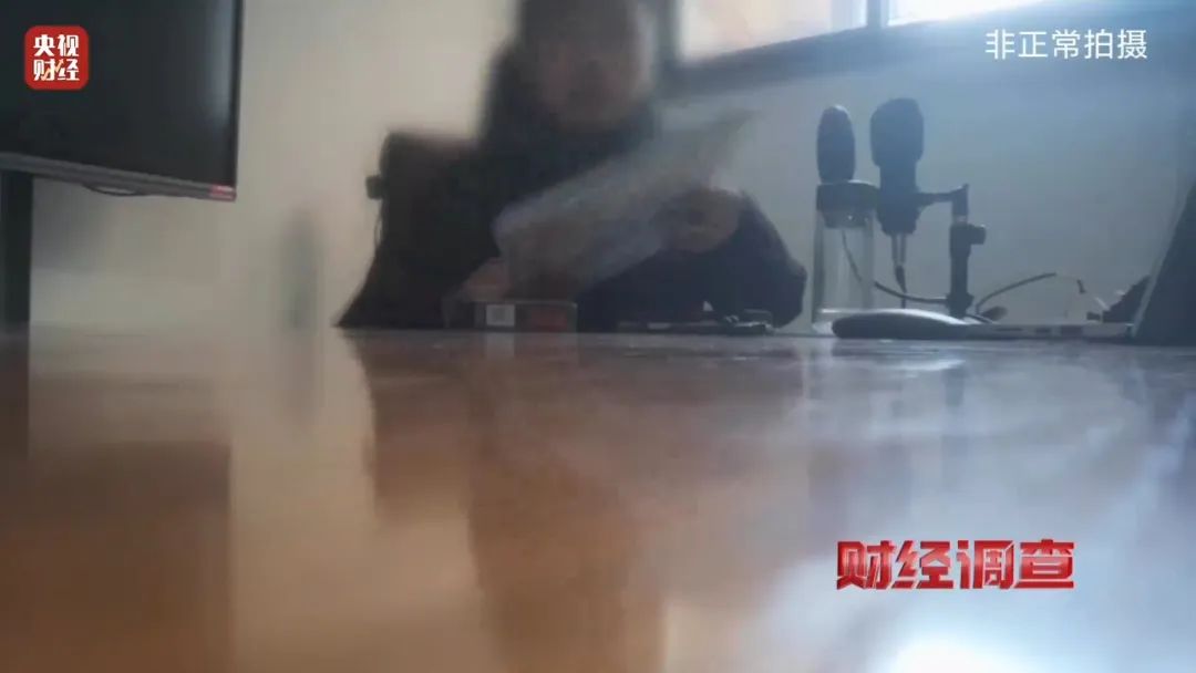 巨大安全隱患！“三無”鋰電池黑作坊，竟藏身居民樓！記者調(diào)查現(xiàn)場，突然起火→