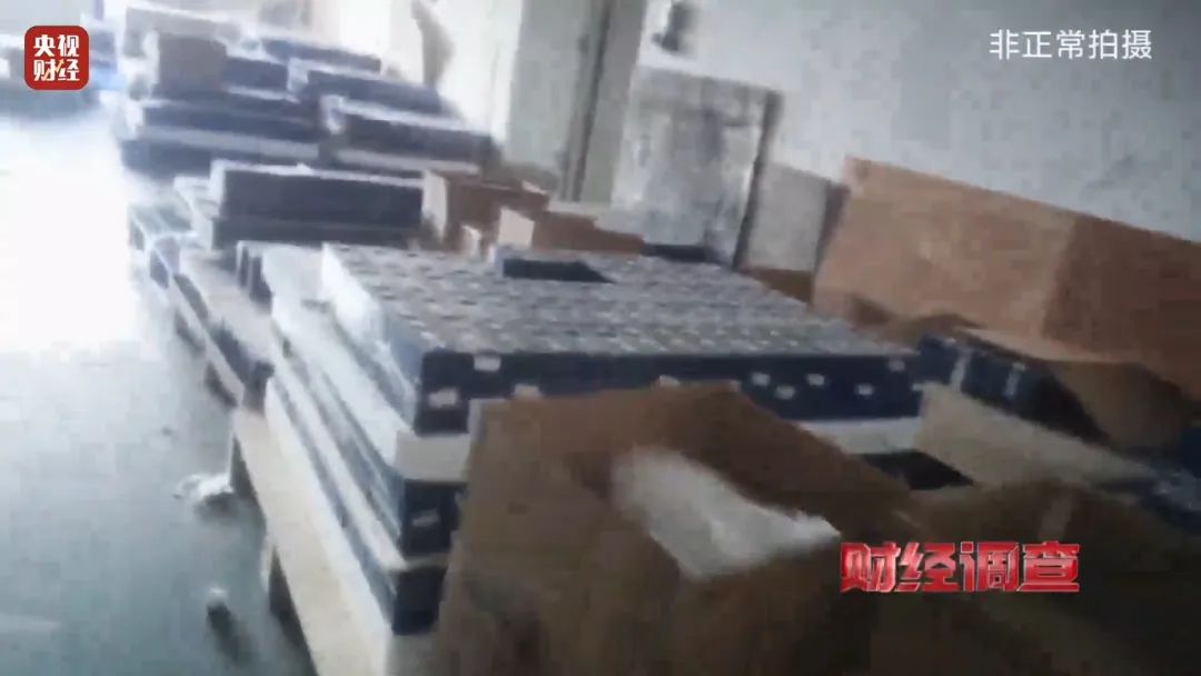 巨大安全隱患！“三無”鋰電池黑作坊，竟藏身居民樓！記者調查現場，突然起火→