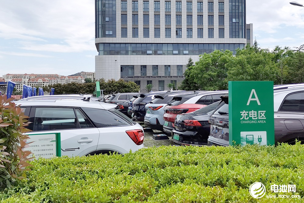 今年一季度我國充電基礎設施增量71.6萬臺 樁車增量比達1:2.5