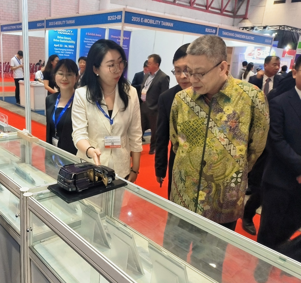 中國商務(wù)部亞洲司司長王立平參觀孚能科技展臺