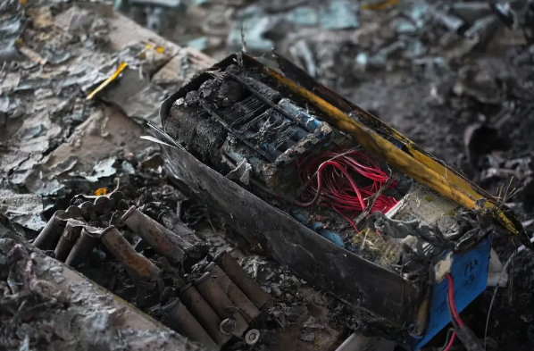 靜靜堆放的鋰電池也會爆炸？廣東佛山一電池廠燒了……