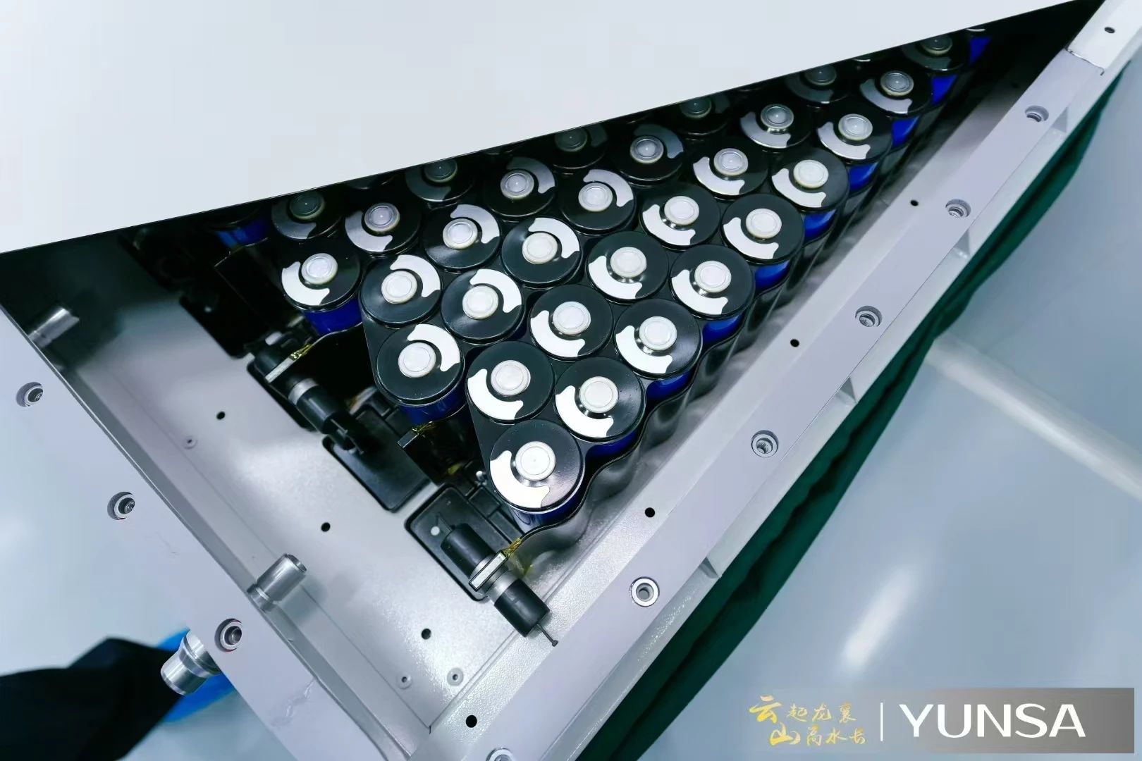 云山動(dòng)力大圓柱量產(chǎn)示范線投產(chǎn) 云山動(dòng)力大圓柱量產(chǎn)示范線投產(chǎn)