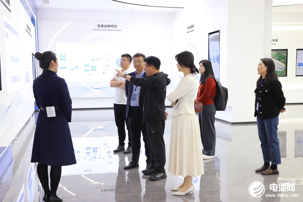 中國電池新能源產業鏈調研采訪團一行參觀考察星云股份 中國電池新能源產業鏈調研采訪團一行參觀考察星云股份